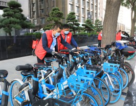 甘肅文旅集團和廣武門后街社區(qū)開展“整治共享單車亂停亂放”志愿服務活動